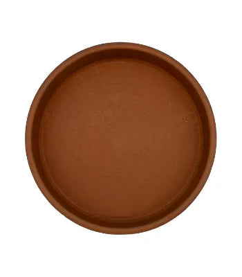 Runde Terrakotta-Backform für Pizza oder Aufläufe, Küchenzubehör auf weißem Hintergrund