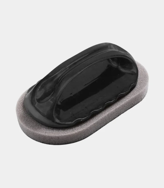 Magische Schwammbürste mit schwarzem Griff, Reinigungsschwamm für Küche auf weißem Hintergrund