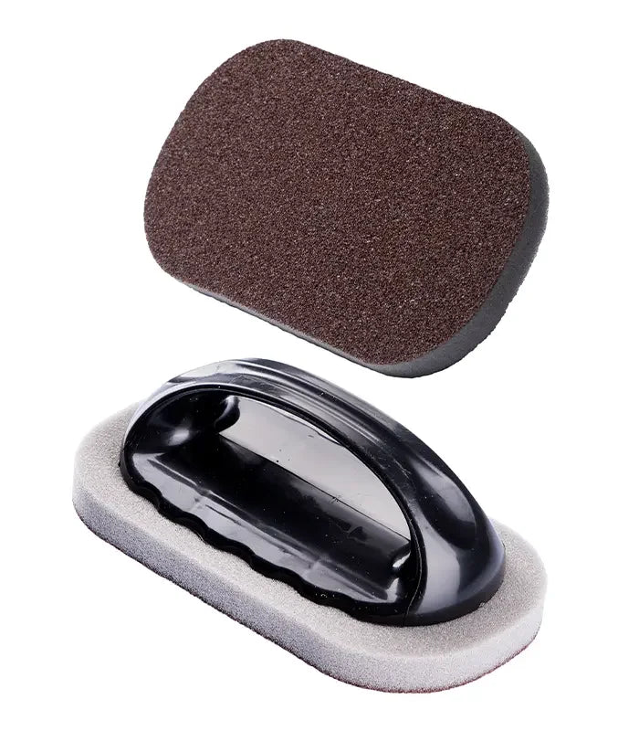 Rechteckiger Reinigungsschwamm mit schwarzem Griff zur Grill- oder Ofenreinigung