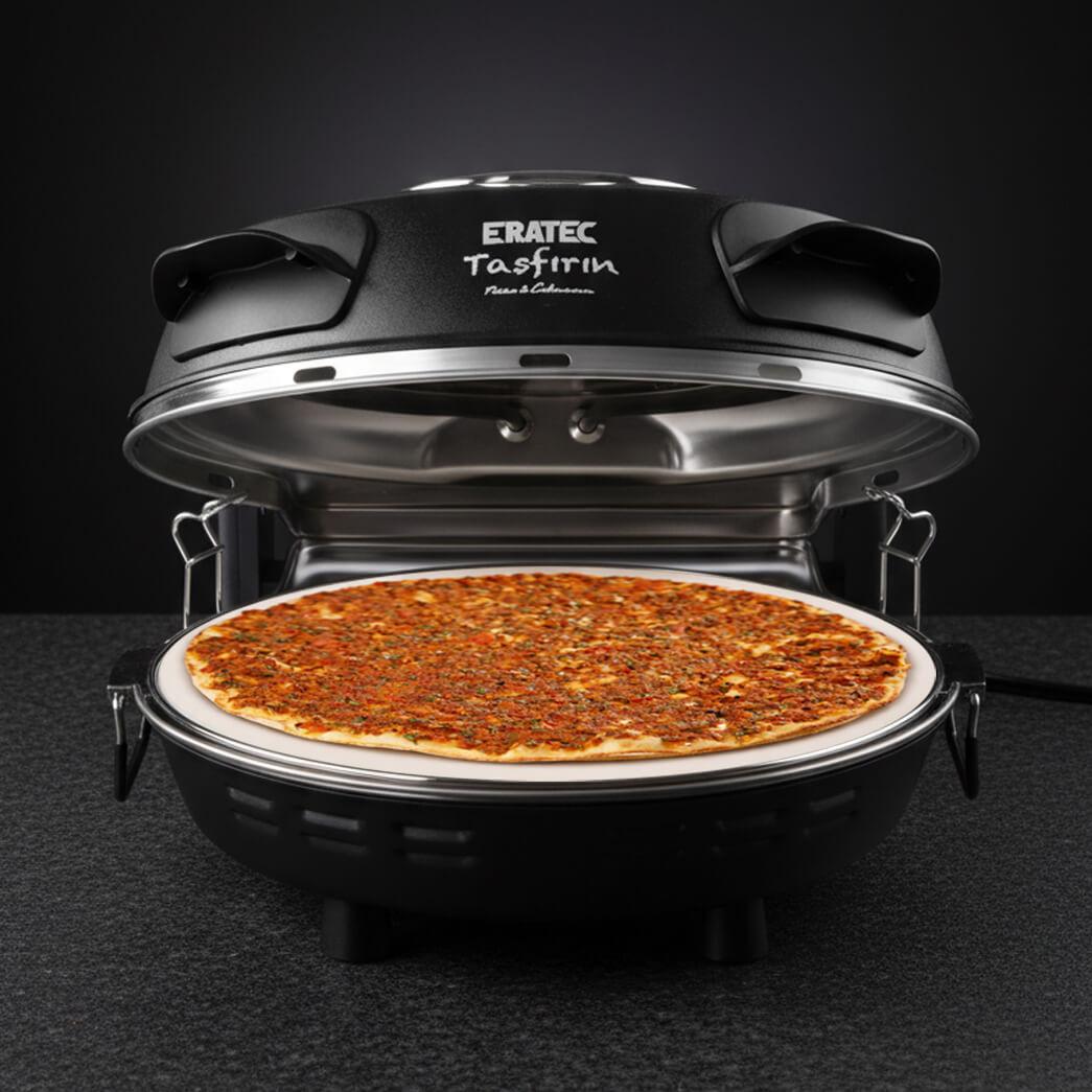 Elektrischer Pizzaofen mit offener Klappe und frisch gebackener Pizza auf Steinplatte