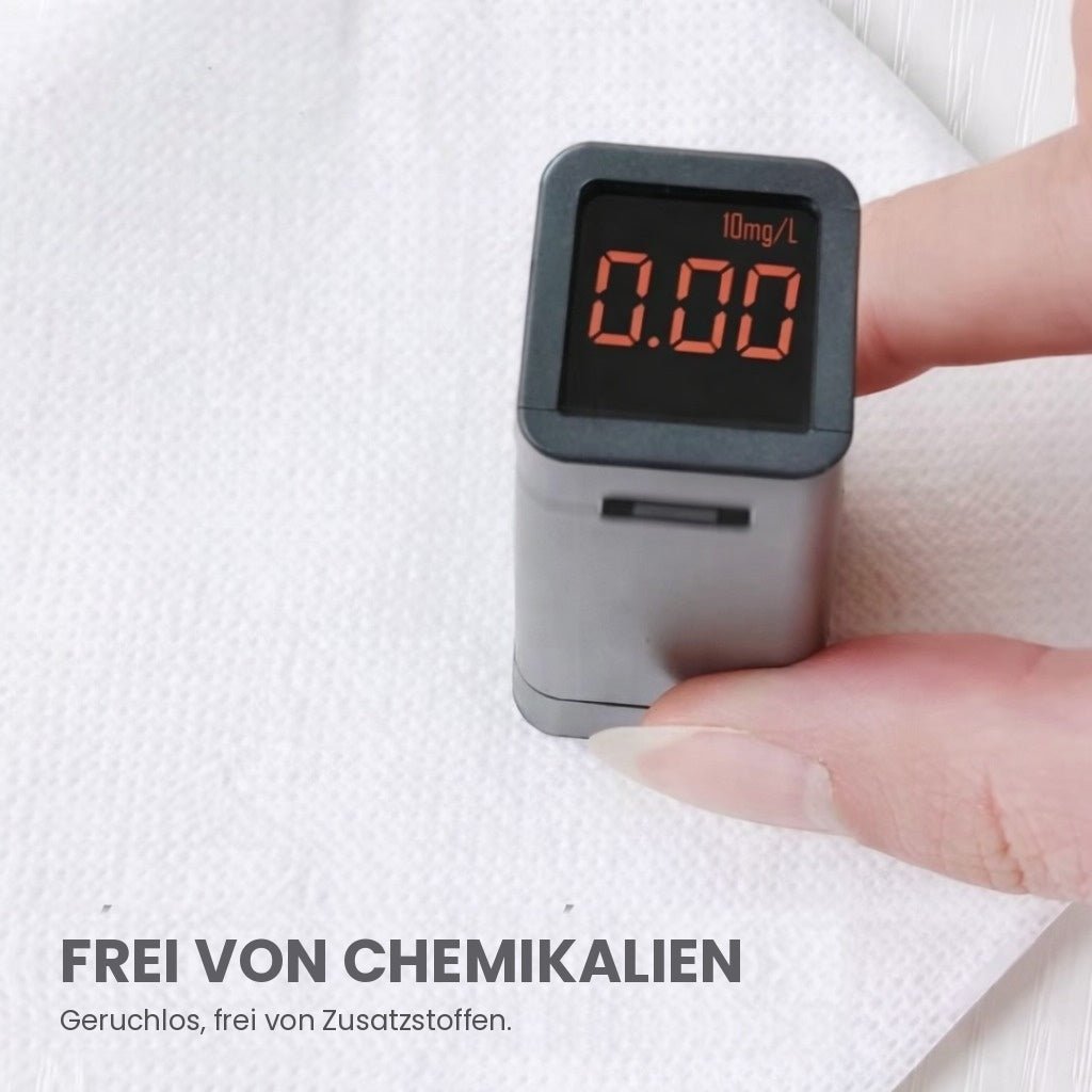 Infografik: Messgerät zeigt 0,00 mg/l über einem weißen Einweghandtuch, Text „Frei von Chemikalien“